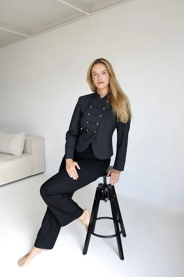Klaudia Rusinek w jasnym wnętrzu gabinetu